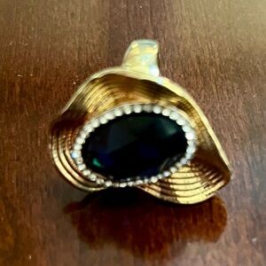 Elegant Gold and Brihht Blue Stone Ring